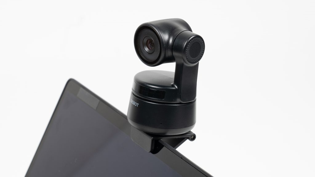 OBSBOT Tiny, Miniatur PTZ Kamera (Pan Tilt Zoom: Schwenken, Neigen, Zoomen) auf einem Laptop