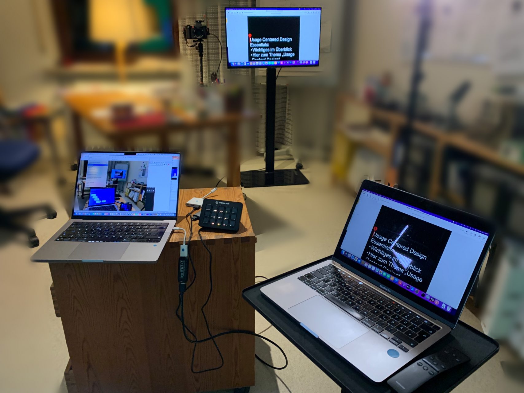 Laptop mit Bedienpult zur Aufzeichnung und zweiter Laptop mit Bildschirm für das Sprecherskript