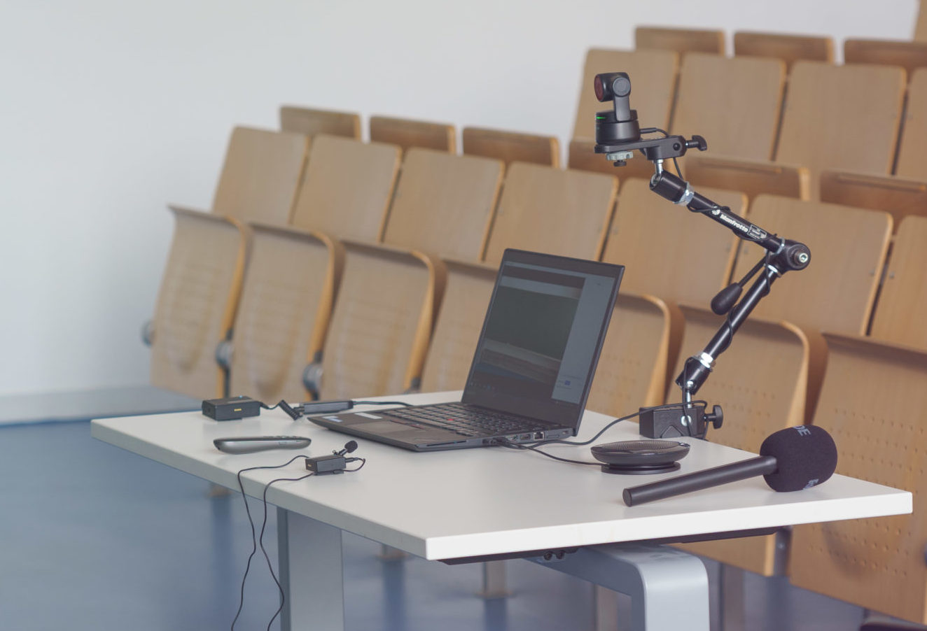 Tisch in Hörsaal mit Laptop, Autotracking Kamera und kabellosen Mikrofonset