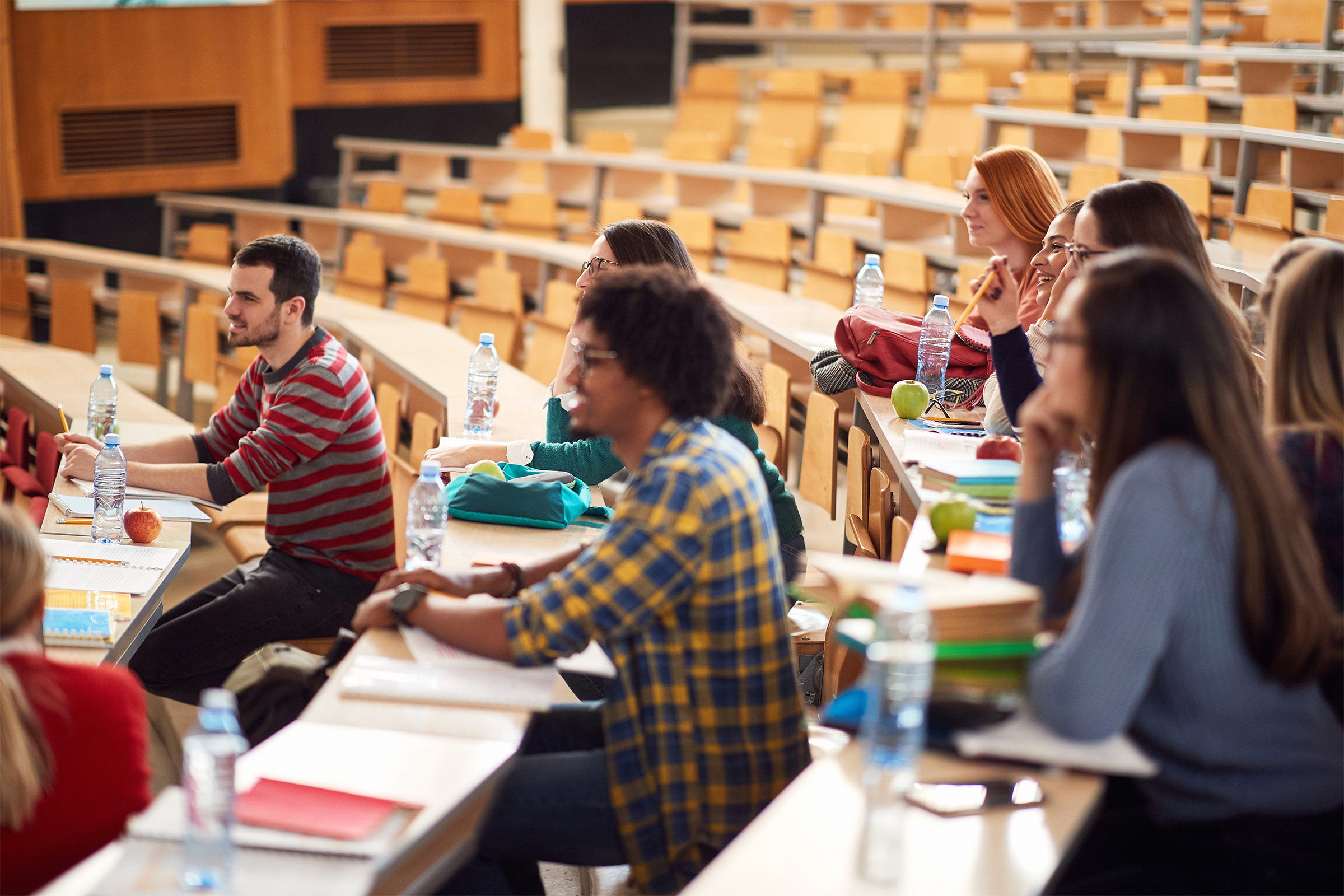 Studierende sitzen im Hörsaal