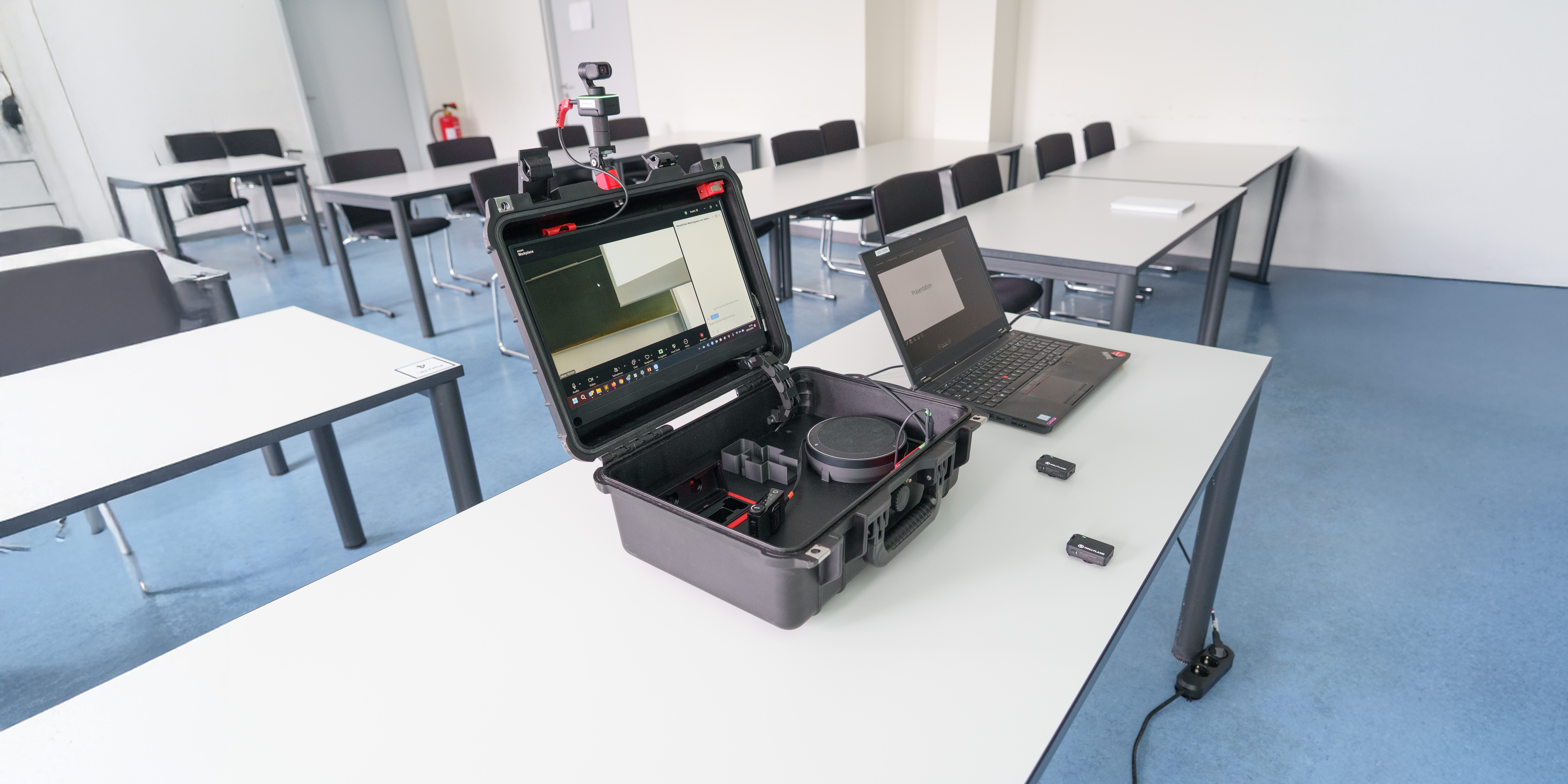 Der Hybridkoffer in der 3. Version auf einem Tisch in einem Seminarraum