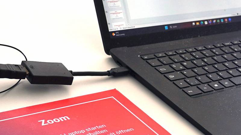 laptop-angeschlossen-hybridpult.jpg laptop-angeschlossen-hybridpult.jpg